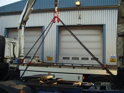 Hijsketting Sling Staalconstructie Installatiewerkzaamheden in de rechterassi...